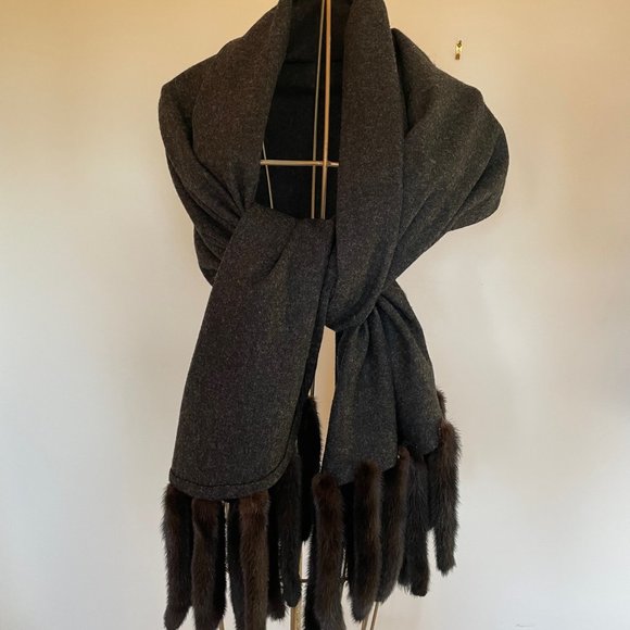 Wool shawl with mink tail fringe, 1980 - Picture 8 of 8